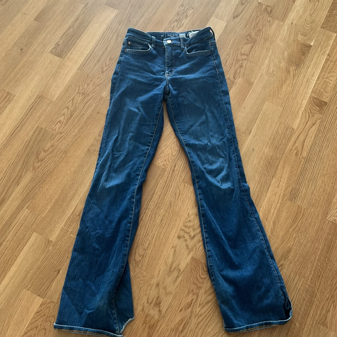 Blå flare jeans från &Denim