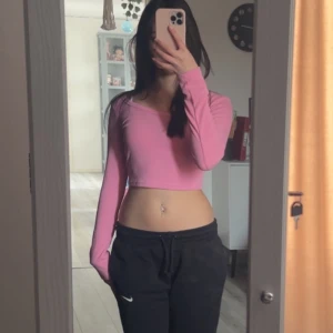 Rosa croppad topp! - Säljer en jätte söt rosa croppad topp i storlek XS.💗