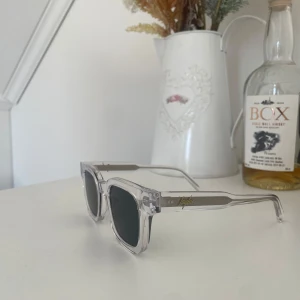 Chimi liknande solglasögon  - Snygga chimi 04 liknande solglasögon med mörka linser. Solglasögonen är helt nya och inplastade. Pris är ej diskuterbart, hör av er vid andra frågor 🙏