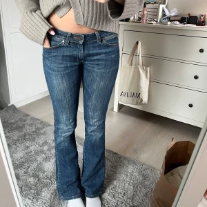 Blå jeans med bootcut - Snygga blå jeans med bootcut-stil och låg midja. Jag är 175. Från wranglar i jättebra skick. W28 L34