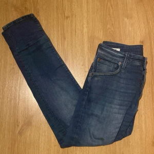Jack & Jones jeans  - Dessa jeans har använts flitigt och har tecken på användning. De är fullt fungerande bortsett från de defekter som finns ( skadade i grenen, se bild). Modell Slim och storlek 29/30. Skriv vid frågor eller funderingar. 😃💬