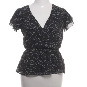 Prickig blus  - Köpt från sellpy men passade inte mig🩷ganska stor kring bröstet. Inga defekter 