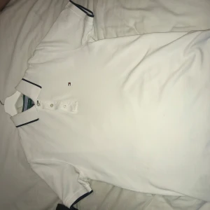 Tommy hilfigher piqe tröja  - Der är en vit piqe tröja från Tommy hilfigher som kostar runt 1000-1200 och jag har använt den få tal gånger och använder den inte mycket längre storleken är M men passar bra på S 