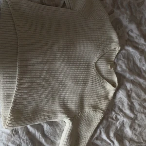 vit stickad tröja - säljer en mysig vit stickad tröja med v-ringad hals ifrån h&m. jätteskön att bara dra på sig under en kylig sommardag. nästan aldrig använd. storlek m.                                             pris går att diskuteras!💕