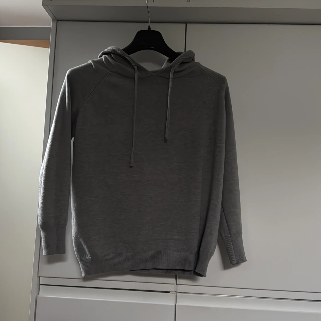 Grå merinoull hoodie