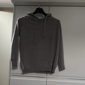 Grå merinoull hoodie - Säljer nu min merinoull hoodie bara testad så den är helt ny bara att höra av sig vid minsta fundering 🙂