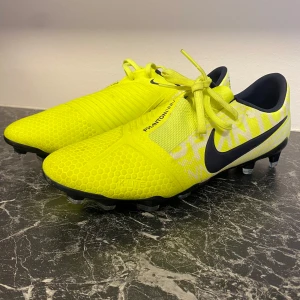 Nike Phantom Vision - Säljer dessa Nike Phantom Visions i storlek 41. Hyfsat eftertraktad modell som inte längre går att få tag på (släpptes för ett antal år sedan). Skorna är i överlag riktigt gott skick, de enda tecken som finns på användning är smuts/märken från konstgräs (går att fixa och tvätta lite). Skriv för frågor/bud