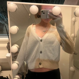 Beige ribbad kofta - Säljer en beige, v-ringad ribbad kofta med knappar framtill. Storlek M ifrån Lager 157