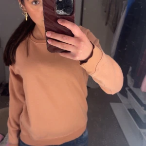 Beige tröja med långa ärmar - Säljer en stilren beige tröja med långa ärmar. Perfekt för en avslappnad look. Tröjan har ribbade muddar vid ärmslut och nederkant.