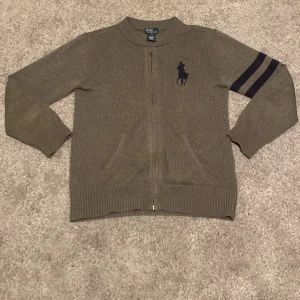 Grå full zip från Ralph Lauren - En full zip i från Ralph Lauren i toppskick!🙌Priset är hugget i sten! Plinga till vid minsta fundering!🔔