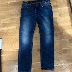 Blå jeans från NN.07 - Snygga blå jeans från NN.07 med en klassisk femficksdesign. De har en lätt tvättad look och en normal passform.  W31/L32