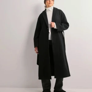 OBJPISA Long coat  - Lång kappa från märket Object, köpt på Nelly.com för ca. 1400 kr. Köpt i höstas så är fortfarande i fint skick! 🤍 Är i 40% Ull så är varm och skön, perfekt för våren!