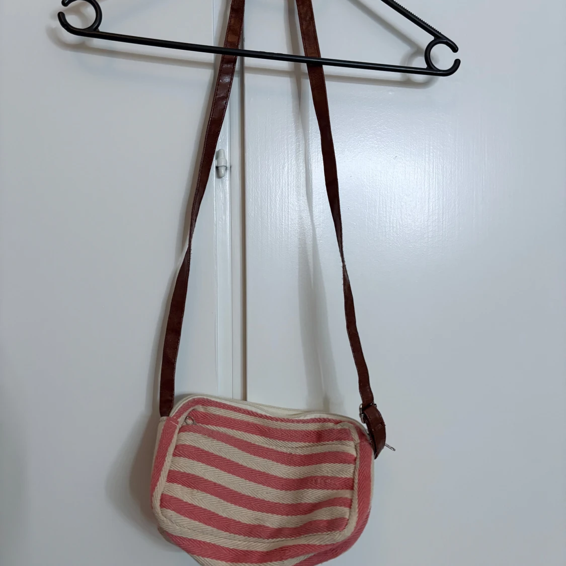 Randig axelväska med brunt läderband - 1