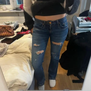 Ltb jeans - blåa snygga ltb jeans med hål i, de är i storleken 25W30L men är uppsprättade längst ned. de e lågmidjade och bootcut, i modellen Valerie