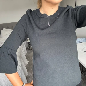 Mörkgrön blus med trekvartsärm - Snygg mörkgrön tröja med trekvartsärm och rund! Volang i ärmen! Knappt använd.  Man ser inte riktigt den gröna färgen så bra på bilden ! Den ser mer grå ut, men de är grön🥰🥰🥰