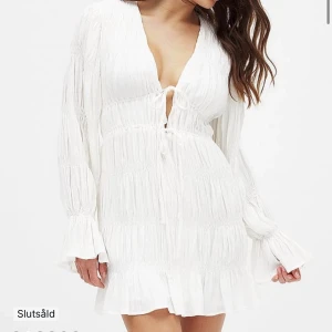 Nakd Moa Mattsson klänning - Säljer vit klänning från Moa Mattssons kollektion från NAKD i storlek 34. Den är endast testad och säljer eftersom jag beställde fler storlekar. Jag kan även tänka mig att byta mot en oanvänd i storlek 38.