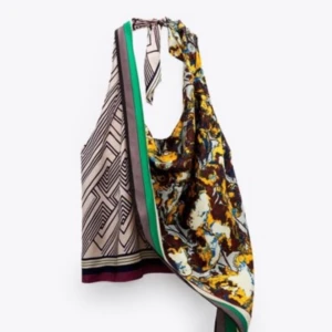 Mönstrad linne från Zara - Snyggt linne från Zara med ett unikt mönster i flera färger. Den har en mix av geometriska och abstrakta mönster i beige, grön, röd och lila. Tillverkad i 100% silke, vilket ger en lyxig känsla. Perfekt för att liva upp vilken outfit som helst!