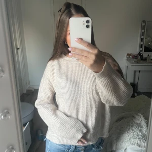 Beige stickad tröja - Säljer en mysig beige stickad tröja med rund hals och långa ärmar. Perfekt för kyligare dagar och lätt att matcha med jeans eller kjol. Tröjan har en avslappnad passform och ribbade detaljer vid ärmslut och nederkant.