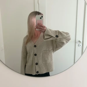 Beige kofta med knappar - Säljer en mysig beige kofta köpt i Spanien. Har endast använt den en gång🤍