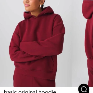 Vinröd hoodie från Gina - Snygg slutsåld hoodie från Gina!!