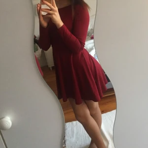 Vinröd klänning - Säljer en vinröd klänning som är långärmad från Chiquelle 