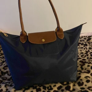 Helt ny Longchamp väska! - En mörkblå longchamp i storlek L! Har aldrig använt utan den har bara legat hemma för att jag köpte för stor storlek. Den är tidigare köpt på en longchamp butik i Spanien💞 Pris kan sänkas. Ordinarie pris :1600
