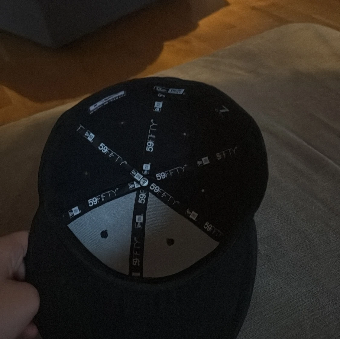 Svart keps med röd broderad bokstav - 4