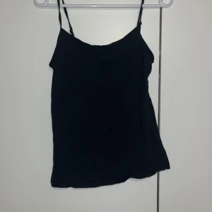 Toppi - Ihana musta narutoppi. Naru olkaimia saa säädettyä. Koko XS. Kissatalous MMM, lisätietoja saa kysymällä Katsothan myös muut ilmoitukseni Mikäli hinta ei miellytä tarjoa rohkeasti