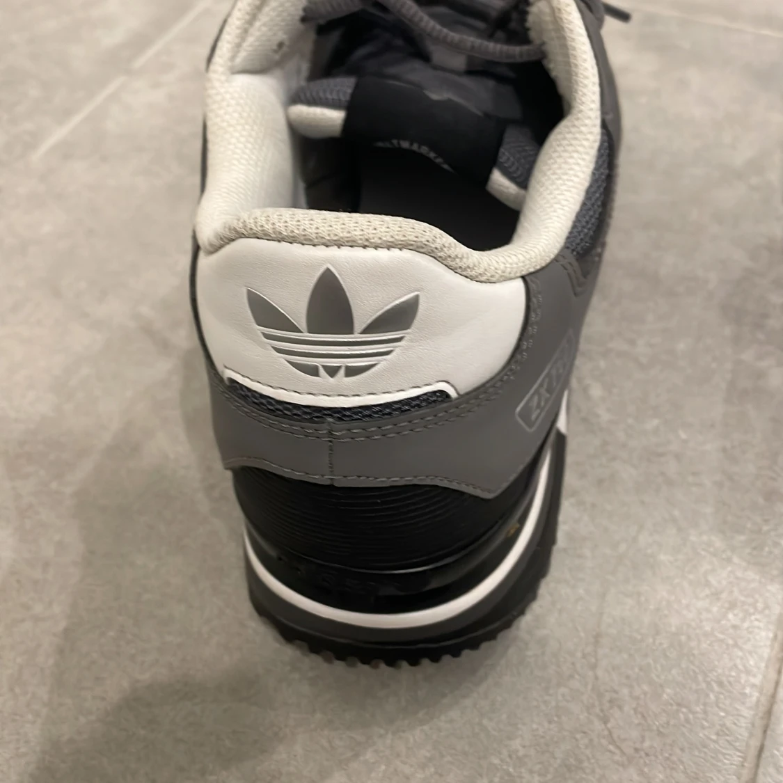 Grå sneakers från Adidas - 3