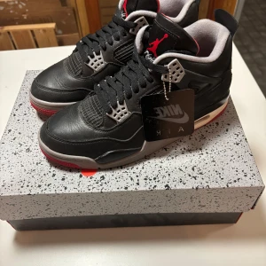 Jordan 4 Bred Reimagined - Snygga Jordan 4s. Täcken på användning men inget man tänker på vid användning. Hör av er vid minsta intresse eller funderingar 🤗