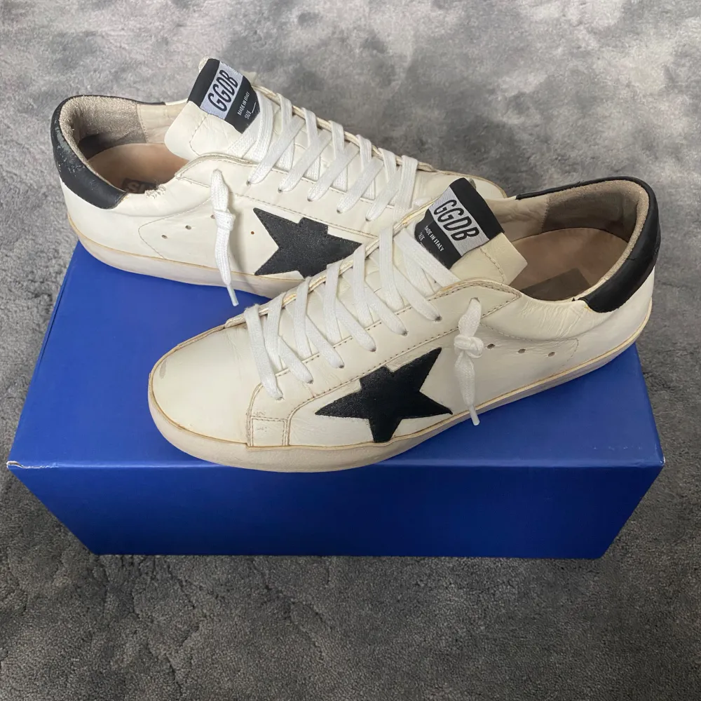 Tja! Säljer nu dessa feta golden goose skor! Skorna är i bra skick med lite heeldrag! (Ska vara slitna) skorna är o storlek 41! Perfekta nu till våren och sommaren! Skriv vid frågor eller bilder! Vid snabbaffär=bättre pris. Kengät.