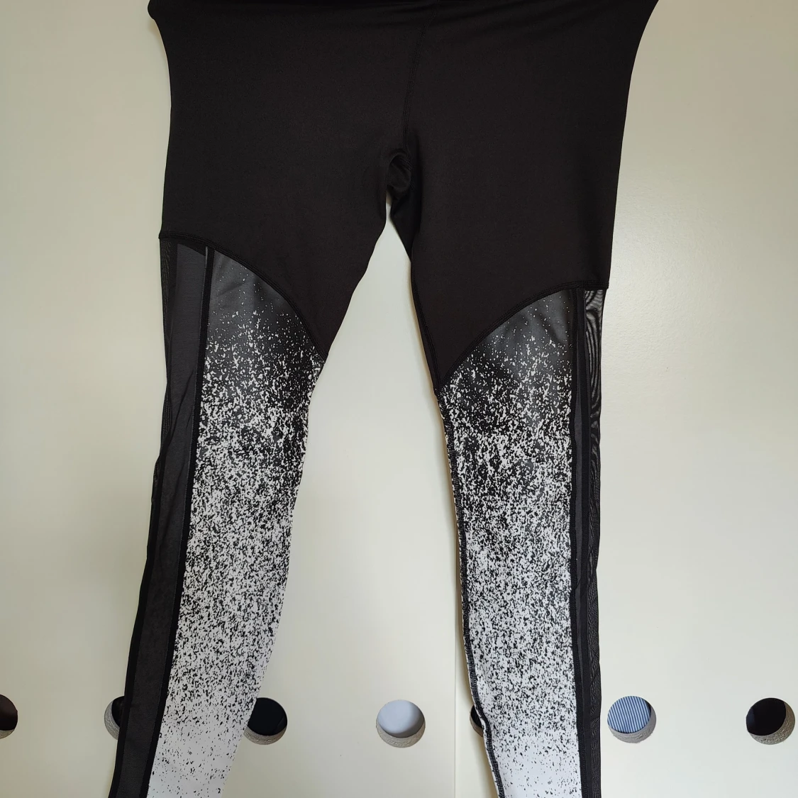 Svarta leggings med vit mönsterdetalj