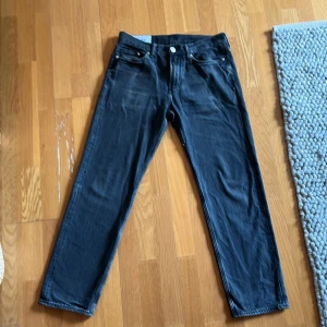 Svarta jeansbyxor från &Denim - Säljer ett par svarta jeansbyxor från &Denim i relaxed fit.
