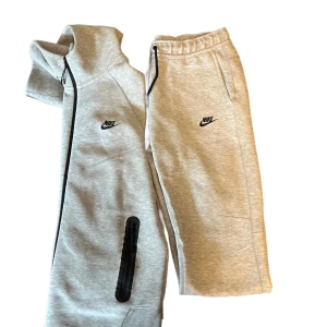Nike tech tracksuit  - Helt ny finns även att köpa endast hoodien eller byxorna på min plick båda stolek L