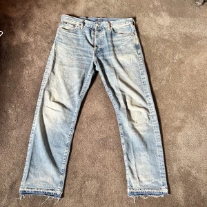 Ralph Lauren Heritage Jeans - Säljer dessa super snygga Polo Ralph Lauren Heritage Straight fit jeans med distressing från fabrik. Storlek 33/32 sitter TTS. Super bra cond inte ägt länge, nypris 2300kr. Skriv gärna vid funderingar!!