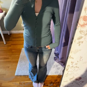 Blå kofta med knappar - Säljer en stilren blå kofta med knappar framtill. Passar bra till jeans eller kjol. Frakten ingår inte 