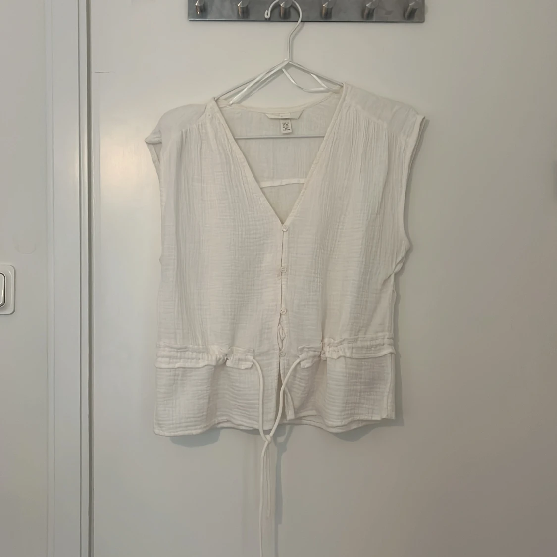 Vit ärmlös blus med knyt