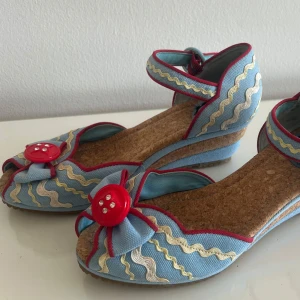 Blå klacka med röda detaljer - Klacka skor, storlek 36, gott skick!