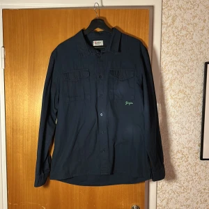 Overshirt från Denim Project - Säljer en snygg overshirt från Denim Projects som jag fick u födelsedagspresent i somras men som tyvärr inte passar mig i storleken. Använd vid max 3 tillfällen. Perfekt för en avslappnad men ändå snygg look.