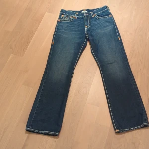  True Religion jeans - Säljer ett par blå jeans från True Religion, modell Billy Relaxed Bootcut w32  andvända en gång när jag va på museum helt nya köpta från true religion utförsäljning.