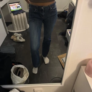 Blå ankel långa  jeans  - Snygga blåa ankel jeans. 