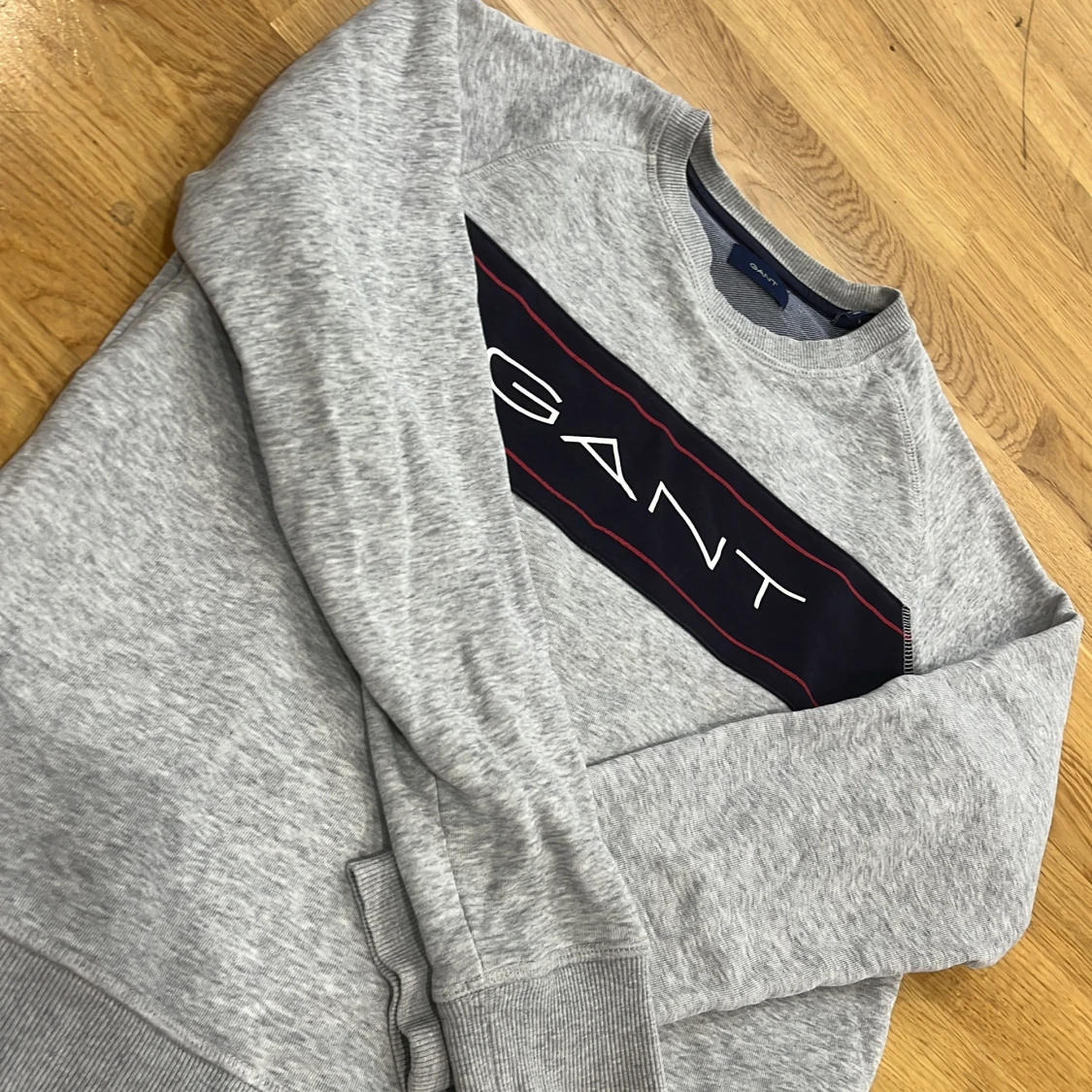 Grå sweatshirt från GANT - 1