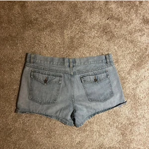 Jeansshorts lågmidjade  - såå fina lågmidjade jeansshorts från tommy hilfiger i jättebra skick, här av er vid intresse💕