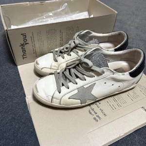 Golden goose sneakers - Sjukt feta gåsar i storlek 40. Skicket skulle ja sätta på en 7.5/10, jätte bra cond uppe på men hälen som vanligt, lite slut. Dustbag, box, certifikat osv osv medföljer! 