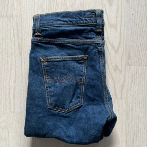 Nudie Jeans Lean Dean  - Säljer dessa feta Nudie Jeansen i modell Lean Dean. På jeansen står det att längden är 36 men de är omsydda till kortare så vi skulle säga ungefär 30 i längd egentligen. Super bra skick så hör av dig vid funderingar👌