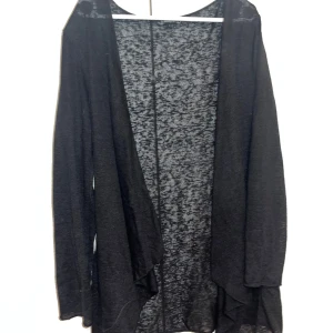 Neuletakki - Ihana musta neuletakki. Koko L. Kaikai n 45cm, pituus n 74cm. Kissatalous, lisätietoja saa kysymällä Katsothan myös muut ilmoitukseni Mikäli hinta ei miellytä tarjoa rohkeasti