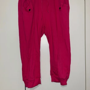 Caprit - Ihanat vaalenapunaiset collegecaprit. Koko S. Haara-lahje n 48cm, vyötärön leveys n 37cm. Vyötäröllä kiristysnauhat. Kissatalous MMM, lisätietoja saa kysymällä Katsothan myös muut ilmoitukseni Mikäli hinta ei miellytä tarjoa rohkeasti