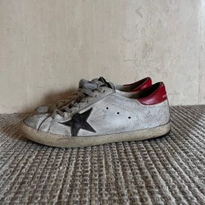 Sneakers från Golden Goose - Säljer ett par coola och lite äldre sneakers från Golden Goose med en unik design. Ganska slitna men ser bättre ut i verkligheten än på bilderna. Box medföljer tyvärr inte. Storlek 41 men passar 42. 