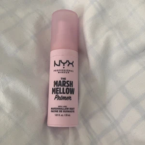 NYX The Marsh Mellow Primer - NYX The Marsh Mellow Primer i en ljusrosa flaska. Innehåller marshmallow root och kommer i en praktisk pumpflaska på 30 ml. Perfekt för att skapa en jämn bas innan sminkapplicering. Använd en gång och jag säljer för jag har en annan primer som jag gillar mer💘