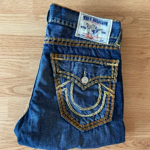 True Religion Jeans Super QT  - !skicka bud för snabb affär! Tvärfeta true religion jeans, sällsynt qt stitch i storlek 32. Mycket fint skick. Skriv om ni undrar någonting 📲💯